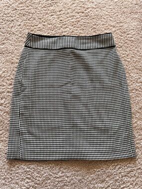 Banana Republic Black and White Houndstooth Pencil Skirt